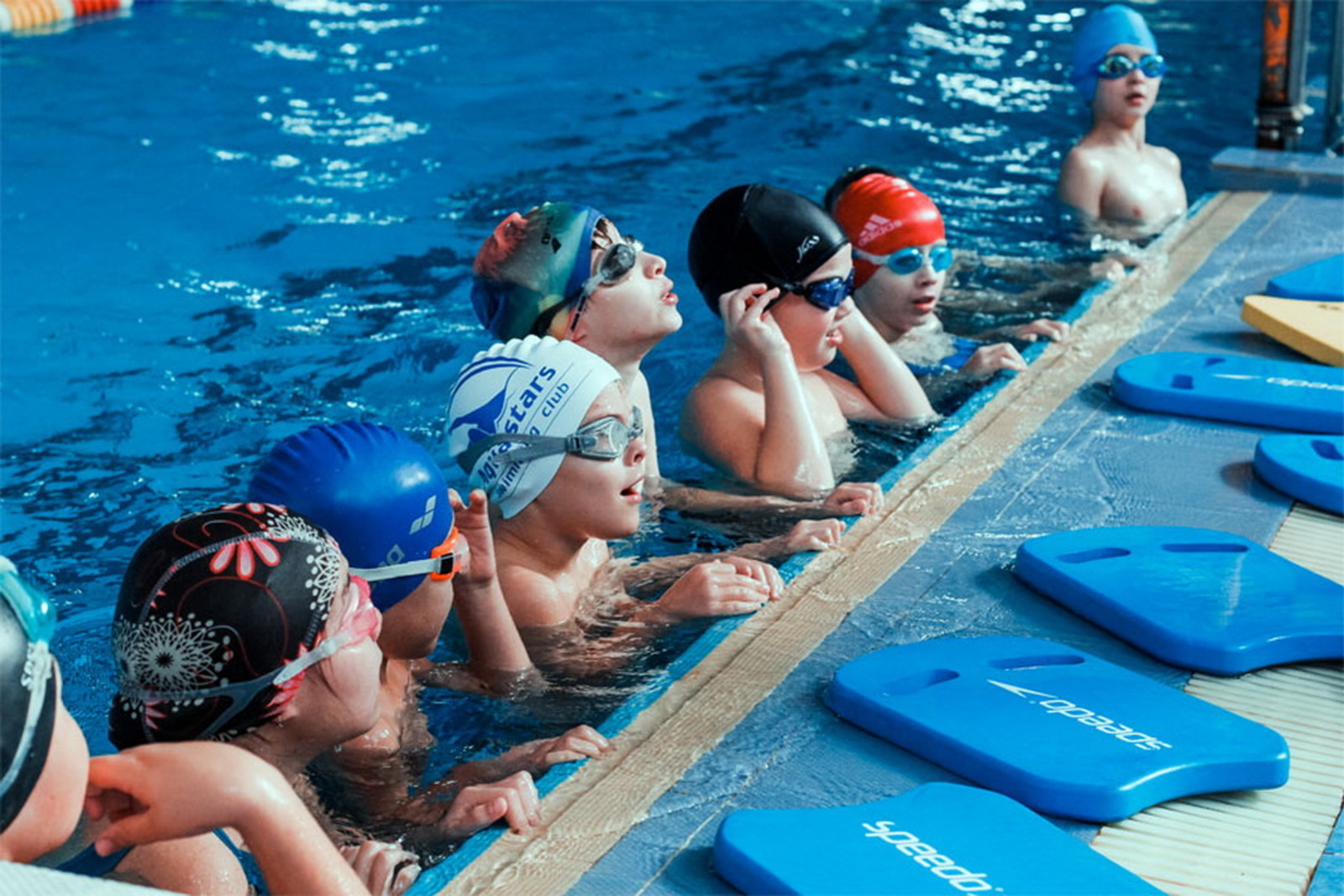 Занятие обучение плаванию. Дети в бассейне. Плавание в бассейне дети. Занятия в бассейне для детей. Дети плавают в бассейне.