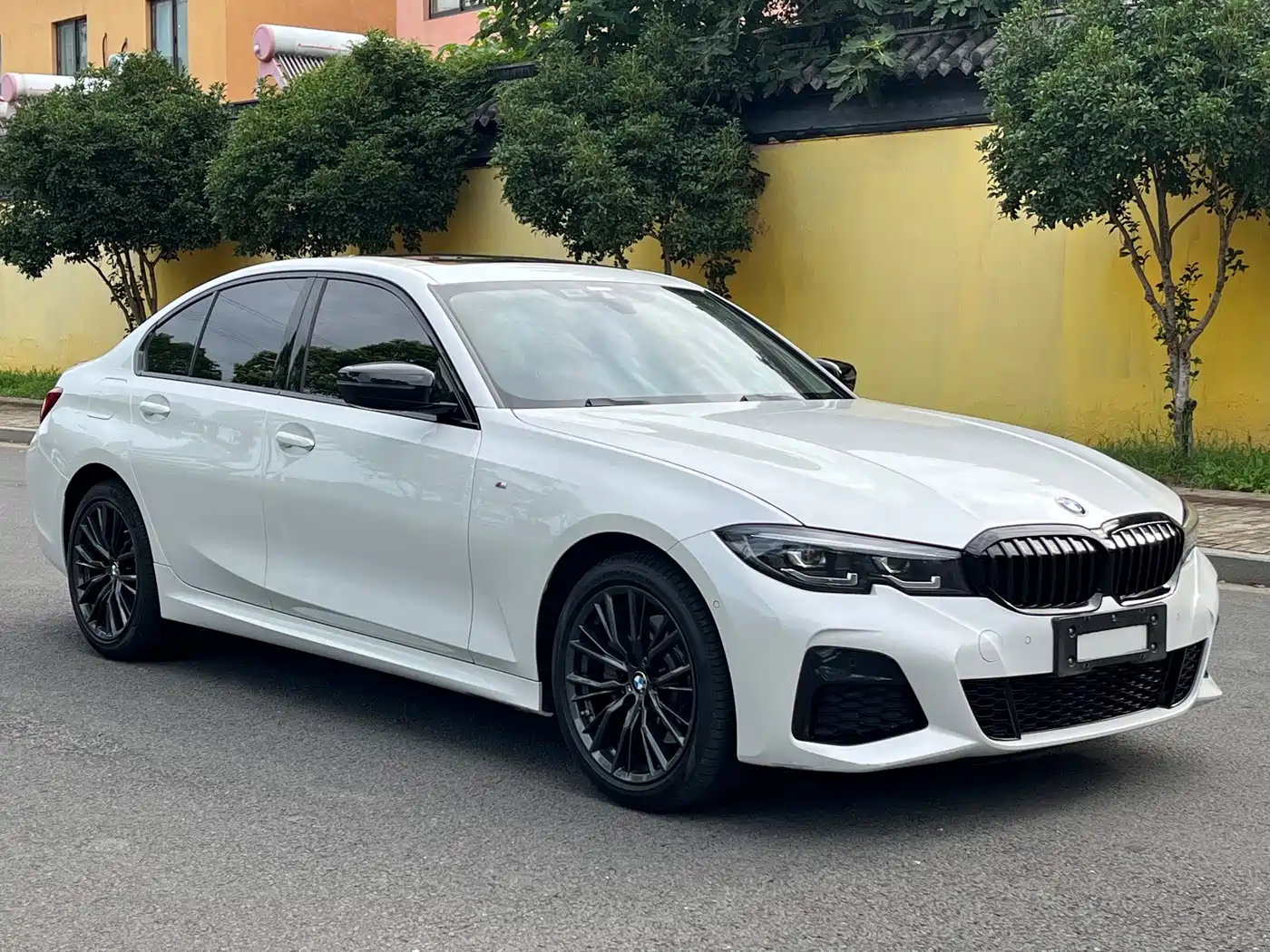 BMW 330Li G28 2022 xDrive M Sport Night Edition — передняя часть белого седана, ракурс в три четверти
