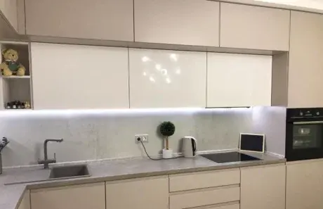 Бежевая кухня Пикардия с фурнитурой Blum