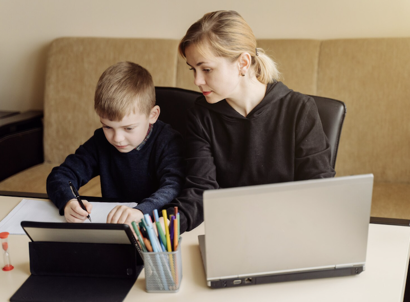 Mom education son. Родители и школьники. Школьник с родителями. Домашнее образование. Ученик дома.