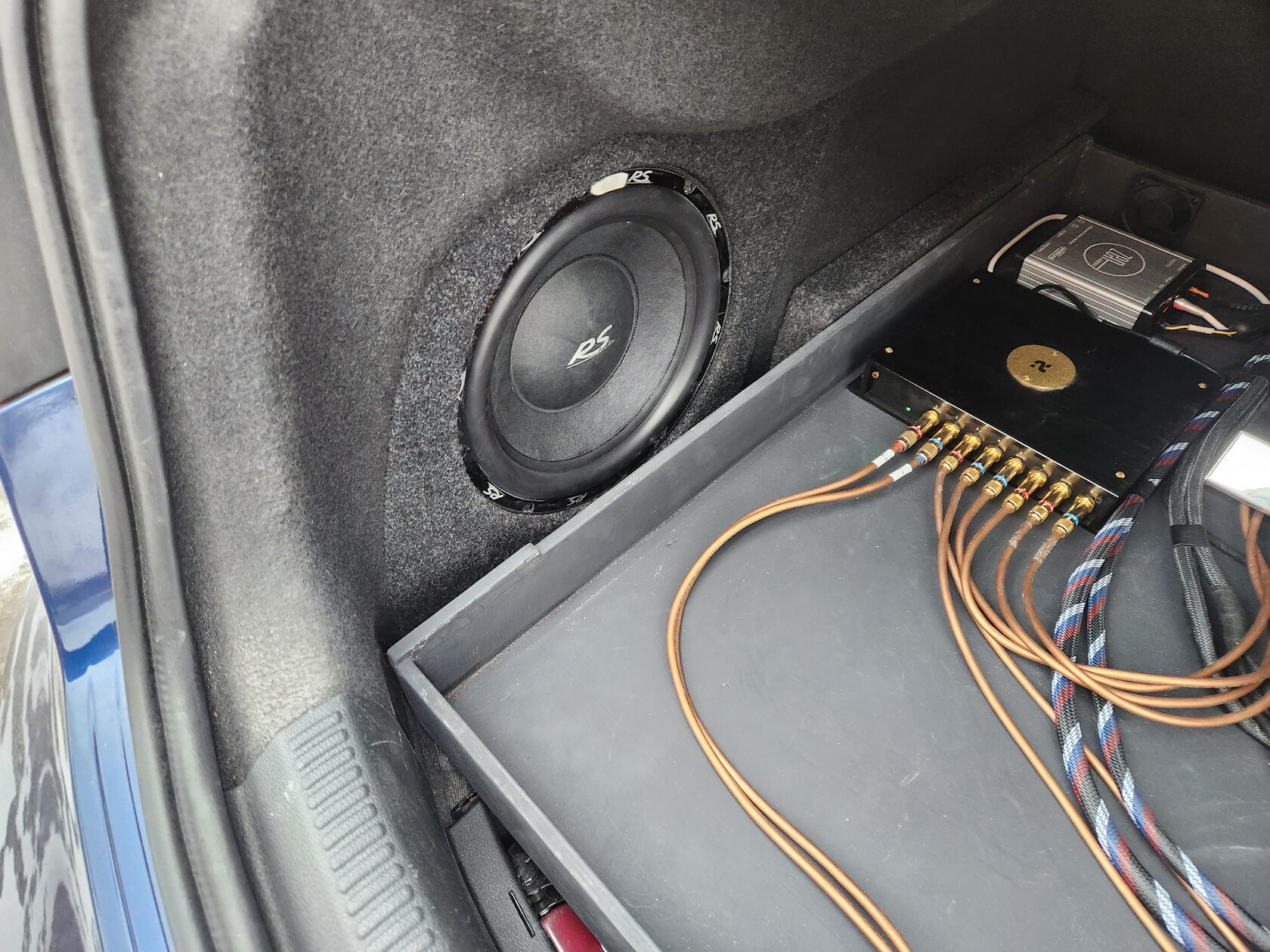 устанвока сабвуфера audi a3 8 v