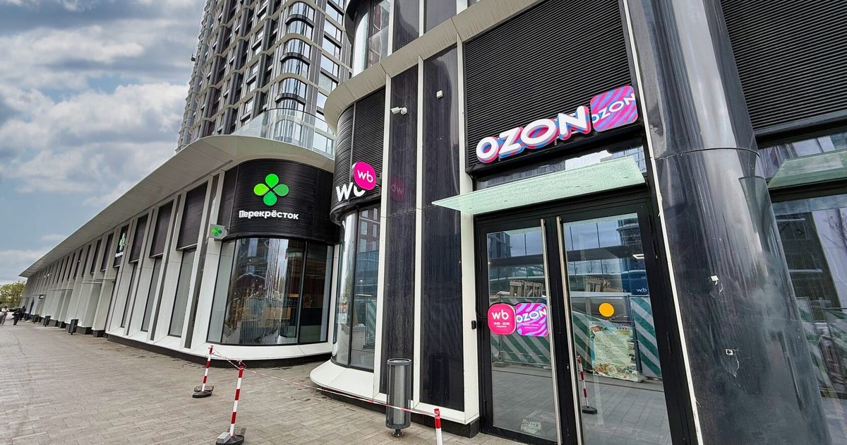 Стилобат ЖК City Bay с вывесками Перекрёстка Ozon и Wildberries