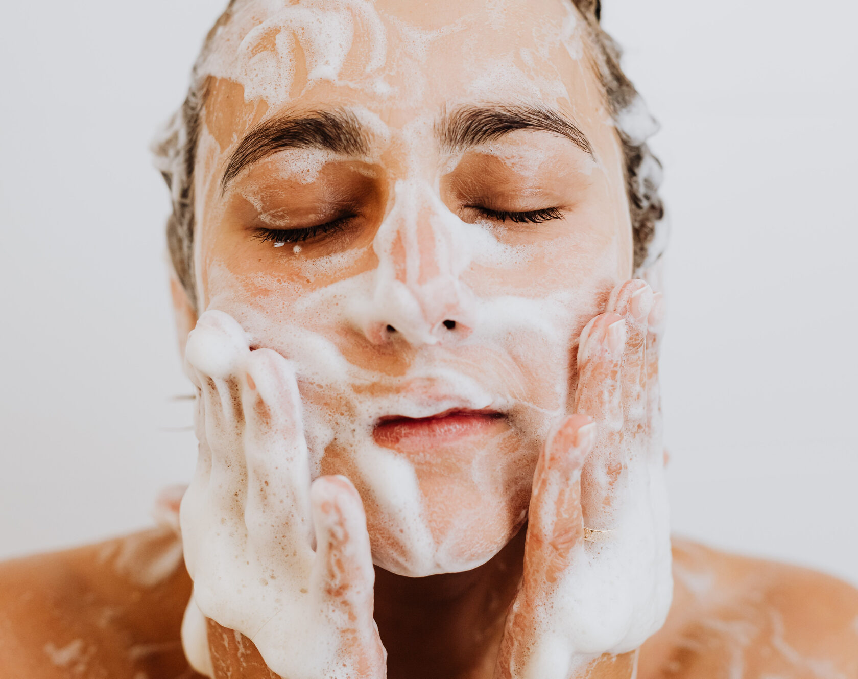 После тканевой маски нужно ли мыть лицо. После умывания стягивает кожу лица. Очищение кожи это важно. Увлажнение кожи после зимы картинки.