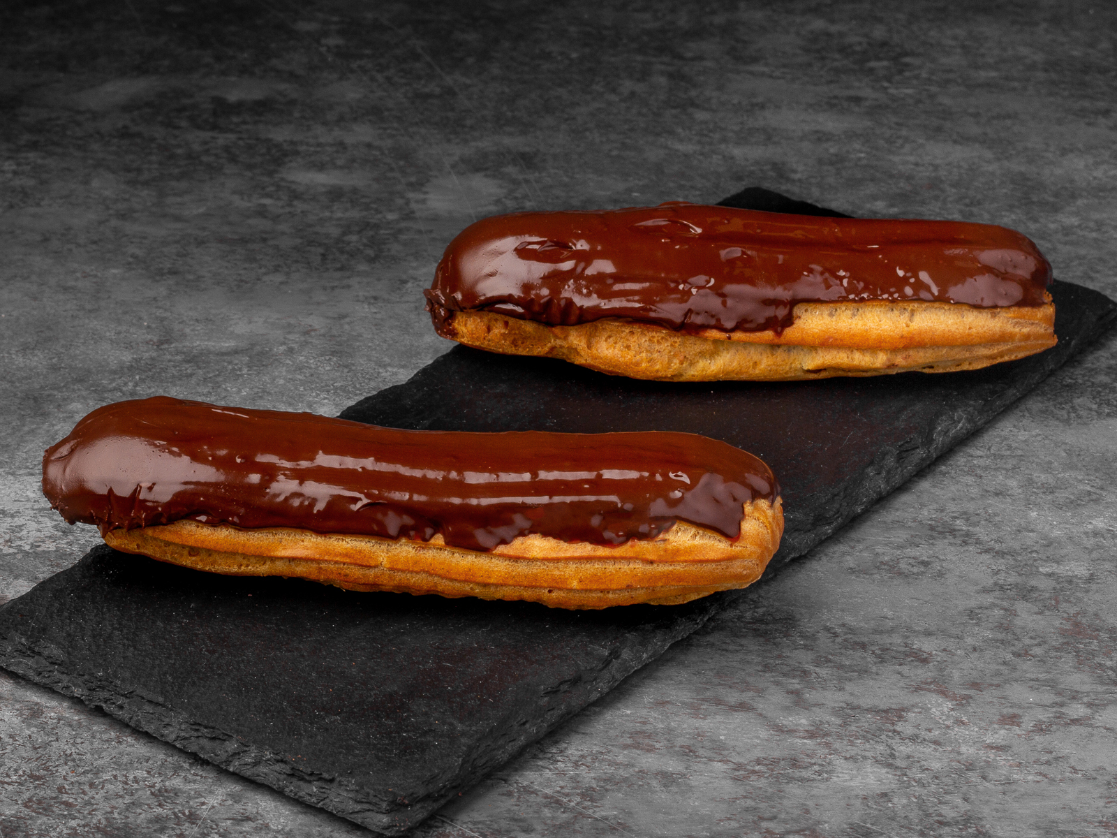 Эклер с заварным кремом