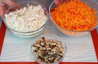 Приготовление печеночного торта из куриной печени с морковью и луком: шаг 8