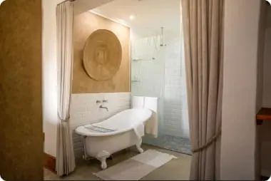 Ванна в роскошном колониальном лодже на реке Чобе