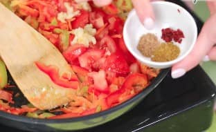 Приготовление щей из свежей капусты с болгарским перцем: шаг 7