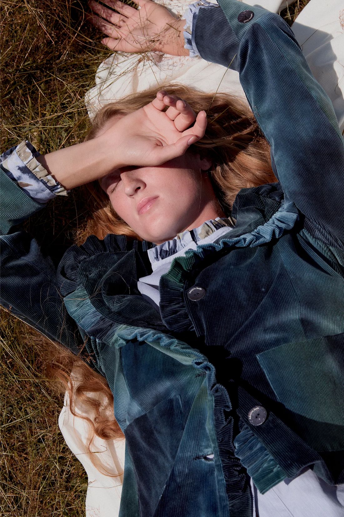 Alessia Santi: giacca in velluto a coste con volant
