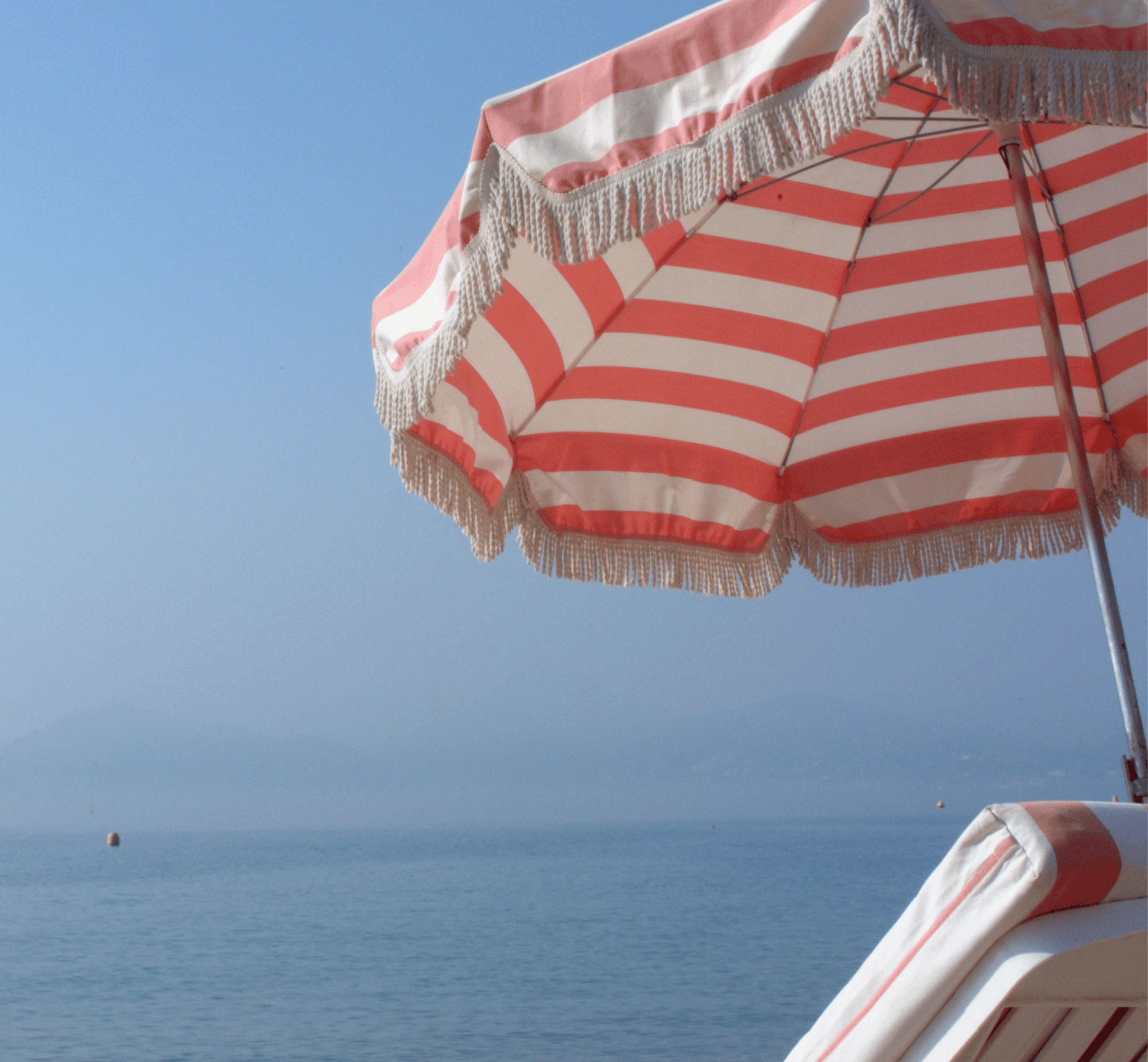 Beach umbrella on the French coast, on-site group support