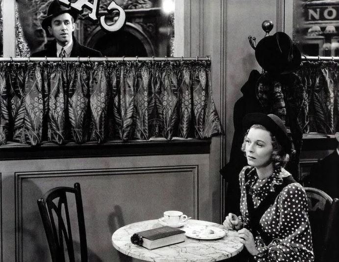 Кадр из фильма «Магазинчик за углом» 1940