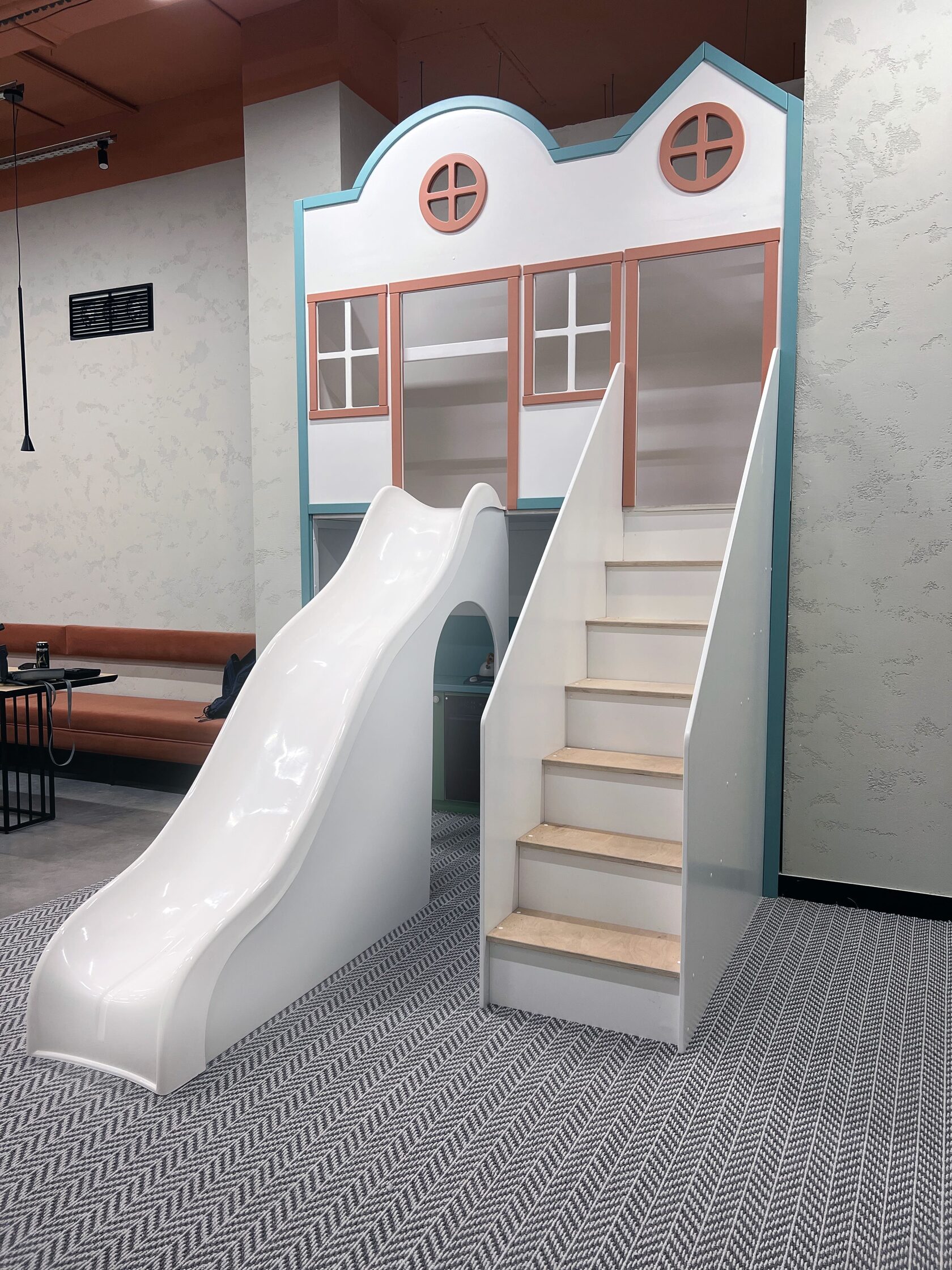 Игровой домик в помещении для мероприятий