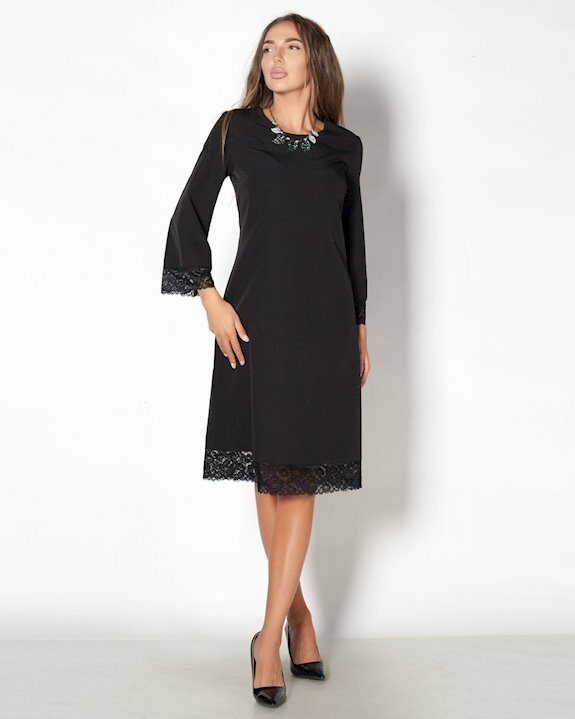 Черна рокля с акценти от дантела, подходяща за офиса и официални поводи