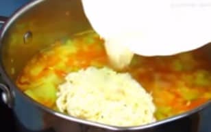 Приготовление супа-пюре из кабачков с плавленным сыром: шаг 15