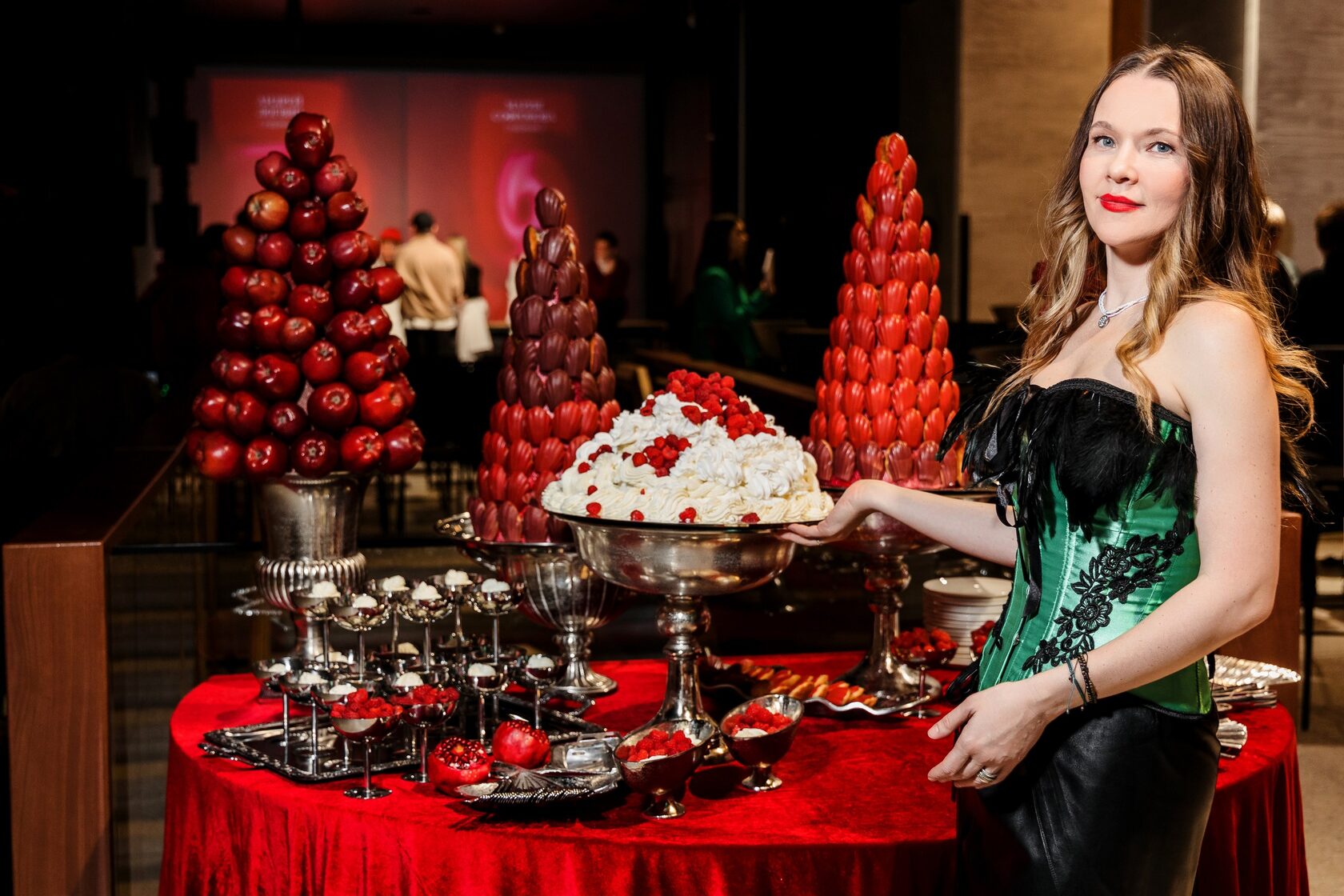 Кейтеринг презентация книги The Art Newspaper Russia Электротеатр Станиславский 200 гостей Smile Event Catering