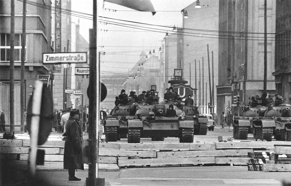 На фото запечатлены советские танки, движущиеся по улицам Берлина в разгар Берлинского кризиса 1948–1949 годов. Этот эпизод стал символом противостояния между СССР и западными союзниками, когда каждая сторона демонстрировала свою решимость отстаивать интересы в разделённой Германии. Танки напоминали о хрупкости мира и реальной угрозе эскалации холодной войны в открытый конфликт.