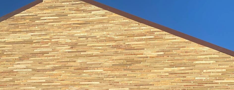 Ригельный кирпич в современной архитектуре: почему его выбирают дизайнеры по всему миру