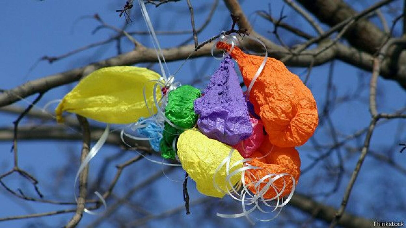Почему шарики сдуваются. Воздушный шар сдутый. Воздушные шарики на природе. Воздушные шары вредят природе. Воздушные шары и экология.