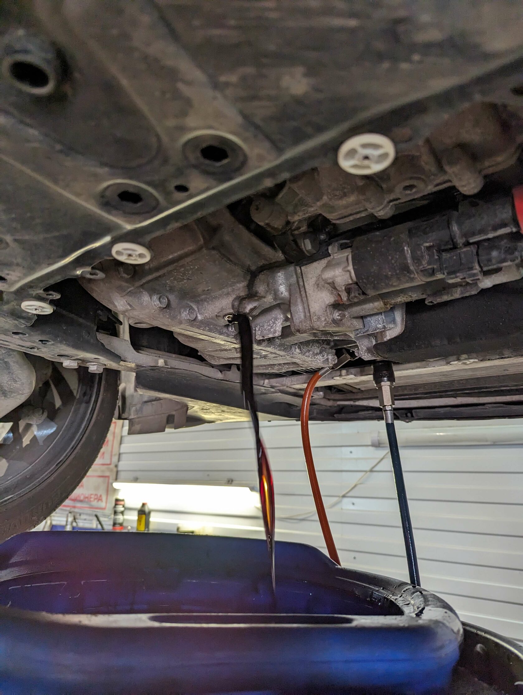 Слив старого масла через контрольный стакан