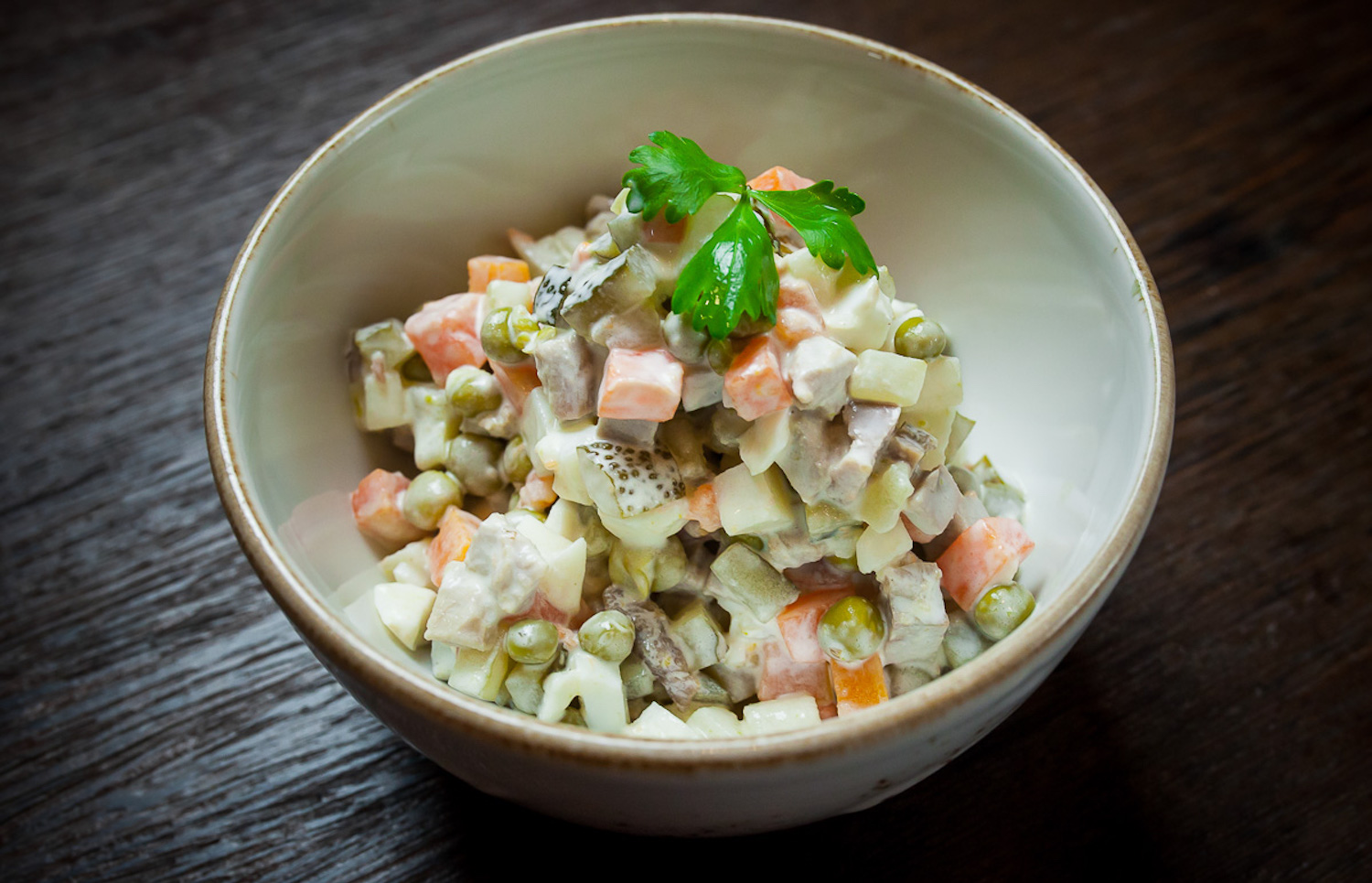 Рецепт вкусного салата оливье. Салат Оливье с колбасой. Salat Оливье. Салават Оливье. Фотография салата Оливье.