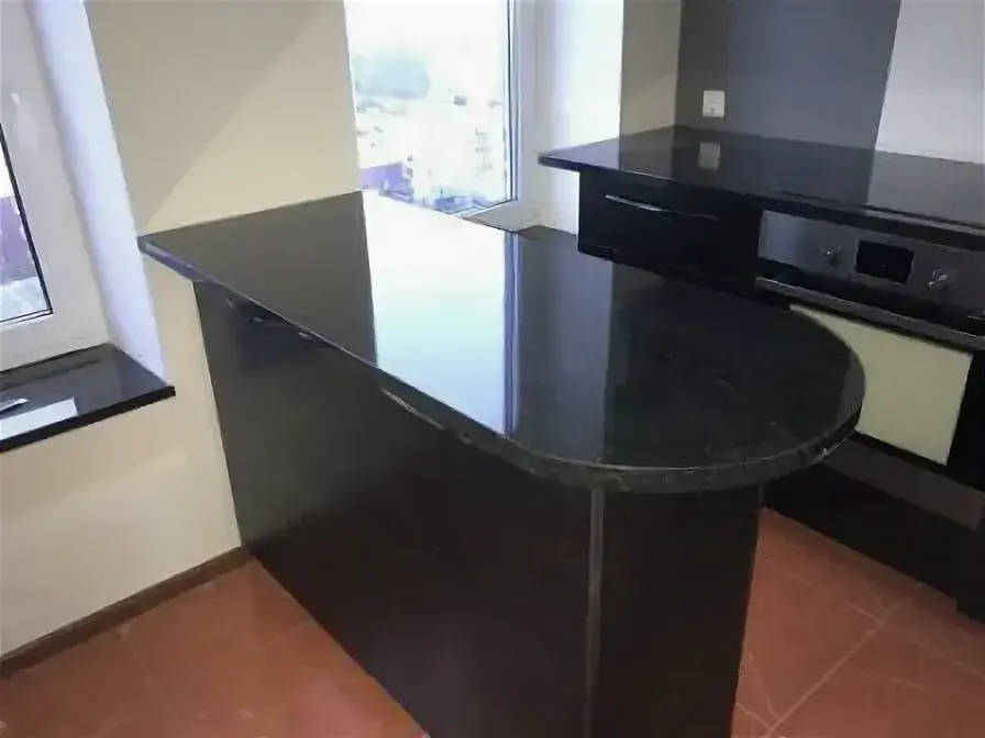 Черная гранитная столешница Black time в современной кухне