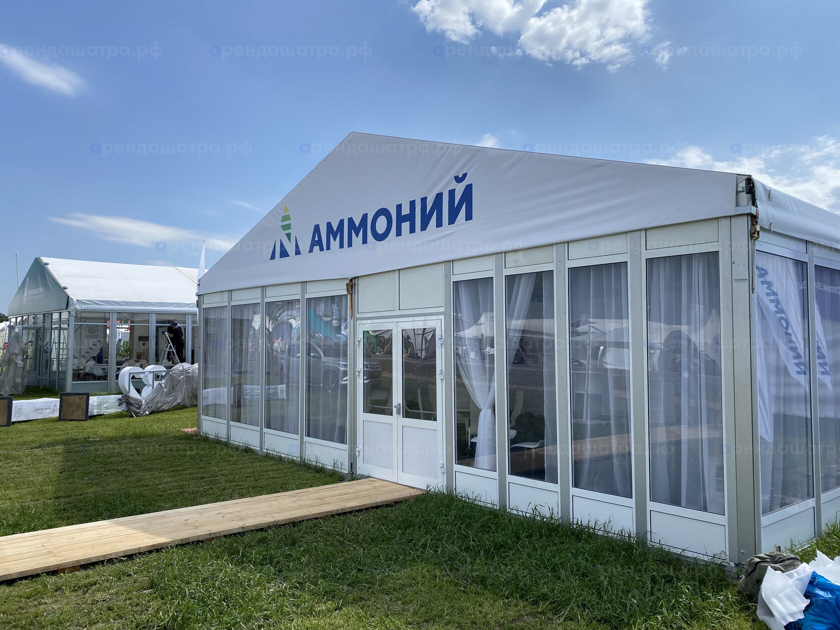 остеклённый павильон — фасад «АММОНИЙ» под углом: остеклённые стены с белыми шторами, дверь, дощатый настил