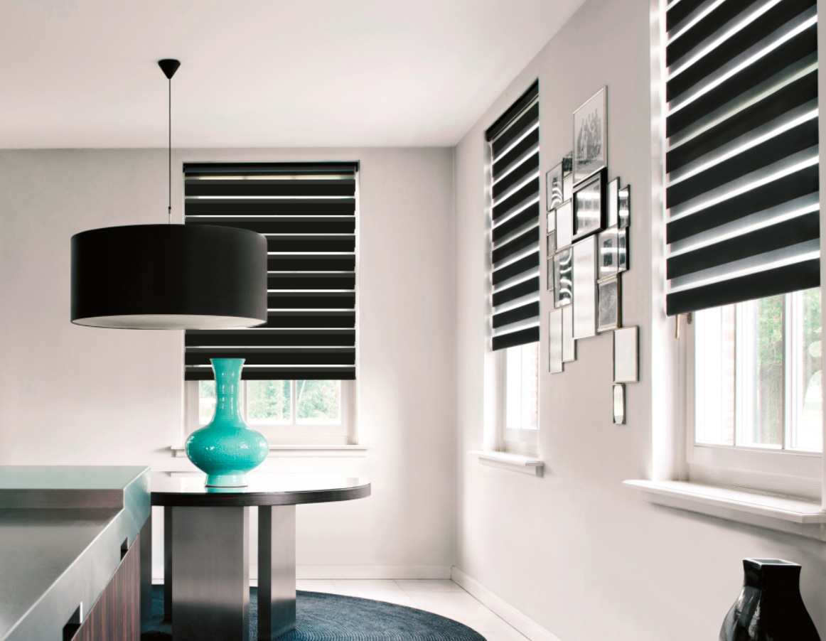 домашний интерьер с шторами день-ночь на окнах