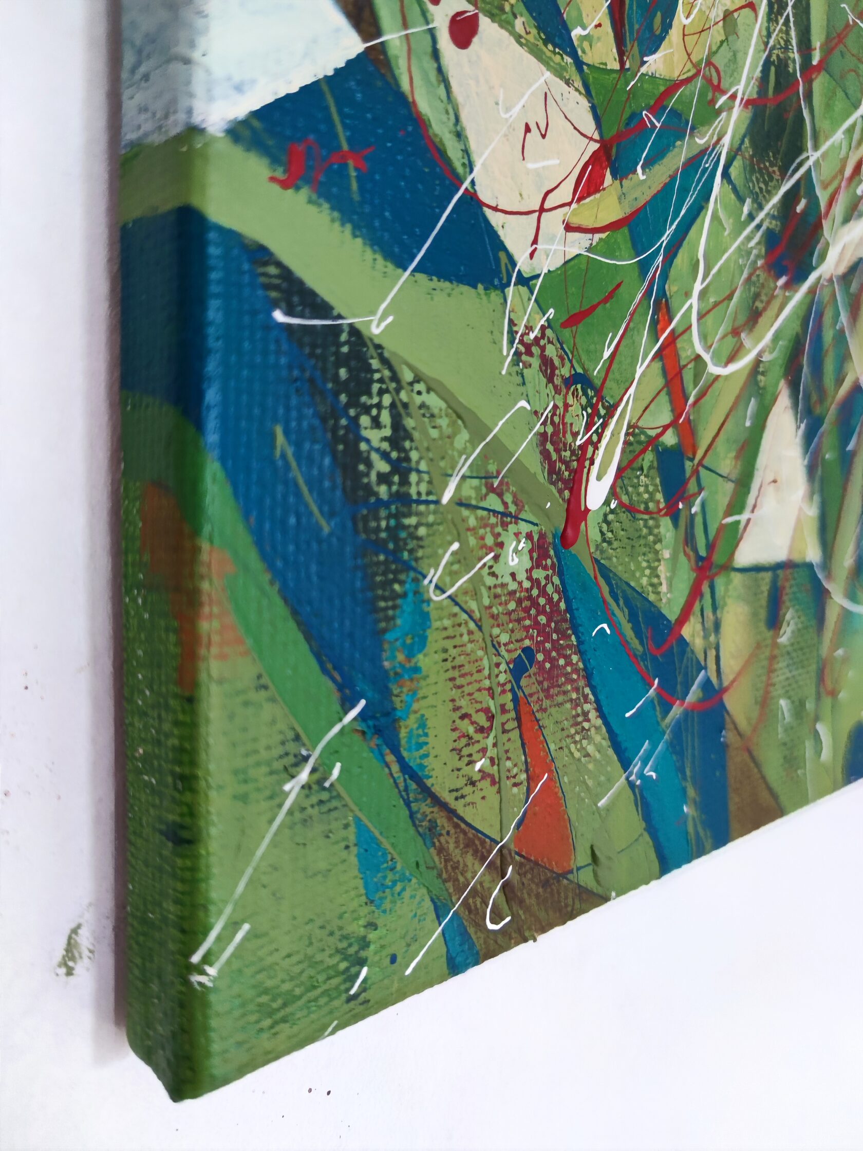 Фрагмент ярко-зеленой картины на льняном холсте, красные, зеленые, белые линии. Размер 60*60см, написана в технике абстрактного экспрессионизма известной современной художницей Машей Брайт