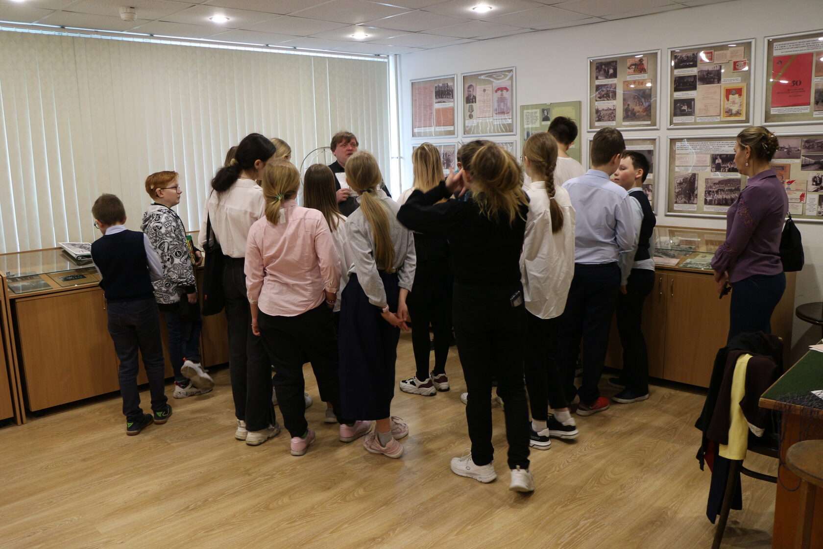 башенин сарапул. люди в галерее. осмотр экспозиции. арт-пространство exposed москва. галерея exposed шаболовка 31 г.