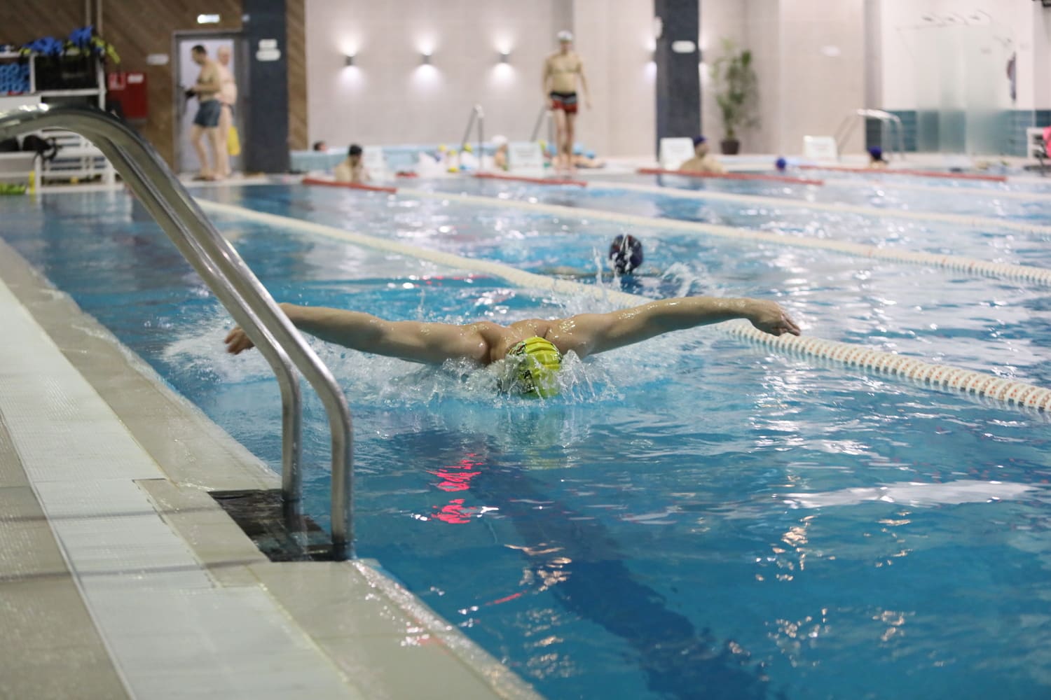 Обучение плаванию взрослых в школе плавания для детей и взрослых Strong Swim в Москве. Научиться плавать с нуля или улучшить технику плавания кролем, брассом, баттерфляем, на спине в бассейнах Москвы