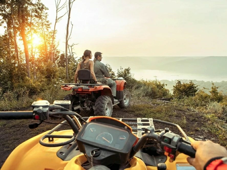 фото парня и девушки на романтическом свидании в публичном месте