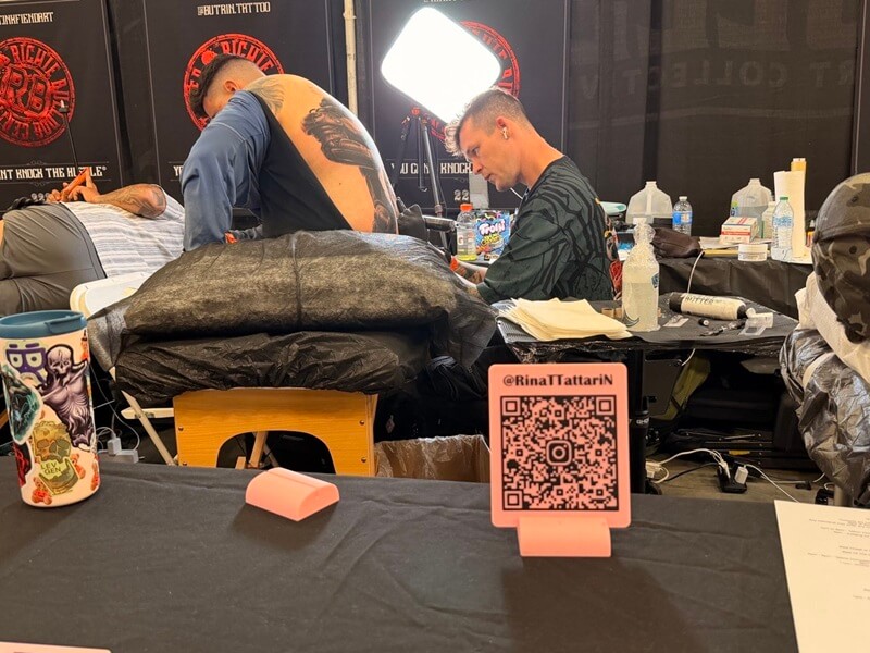 Blog, A Fallout Tattoo at Golden State Tattoo Expo, close view of Rinat working on the power armor tattoo across Carlos’s back, 616