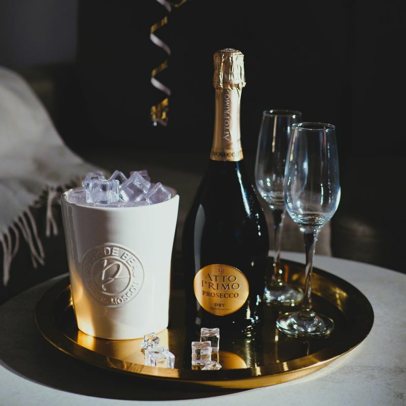 красивая открытка с шампанским и ведерком для льда из фарфора