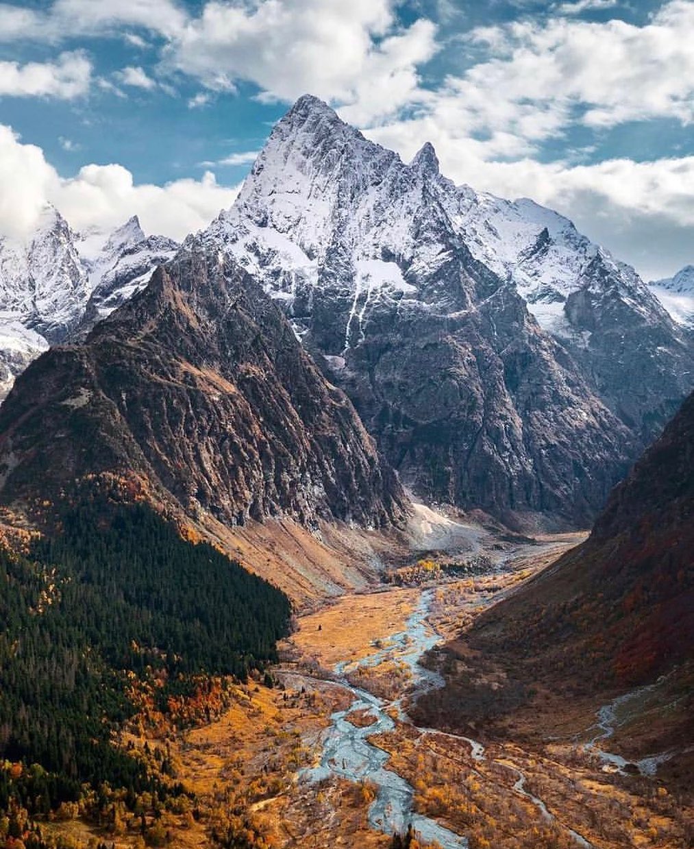 Девушка Домбай Архыз вертикальное фото 4к