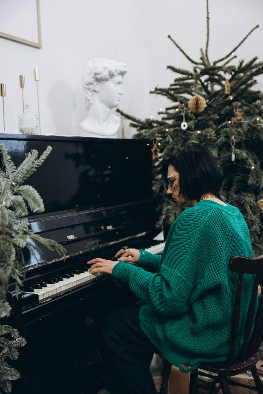 девушка играет на пианино на рождество