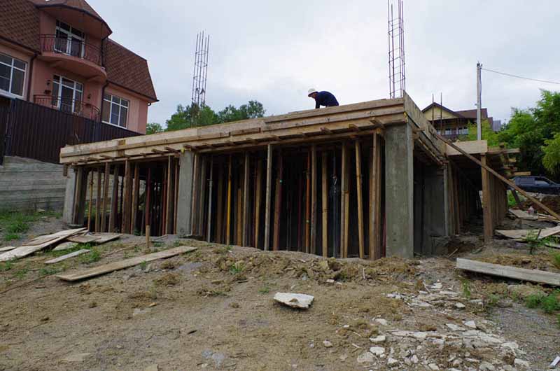 Красная поляна, коттеджный поселок красная поляна. Монолитный каркас коттеджа. Дом на две семьи. Дом у моря сочи. Сочи каркасный человек.