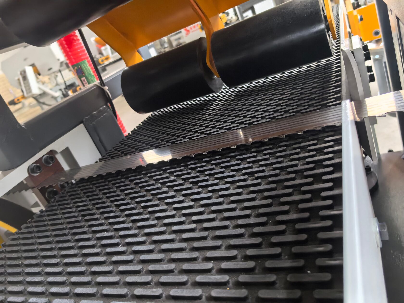 Ширина стола - 400 мм ленточно делительного станка