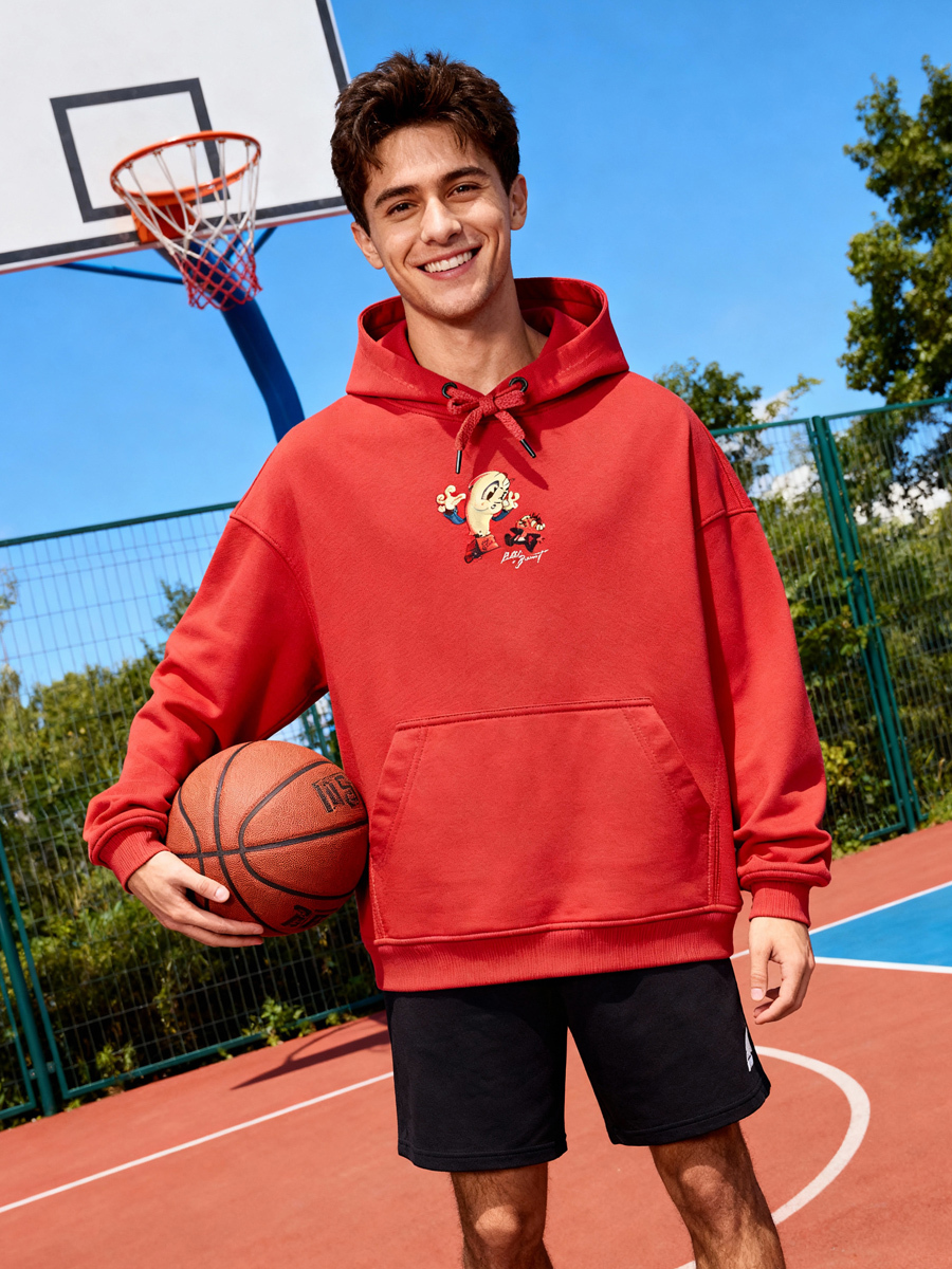 сгенерированное фото мужчина в красном худи с мячом на площадке