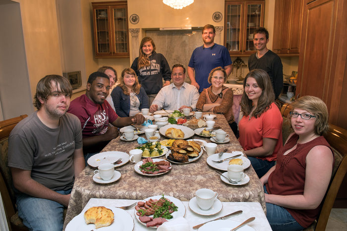 Russian family. Рашен Фэмили. Typical Russian Family. Russian Family dinner. Typical Polish Family.