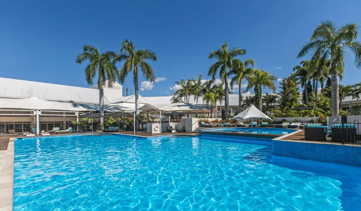 Корпус отеля Shangri-La The Marina и бассейн-лагуна среди пальм, Кэрнс
