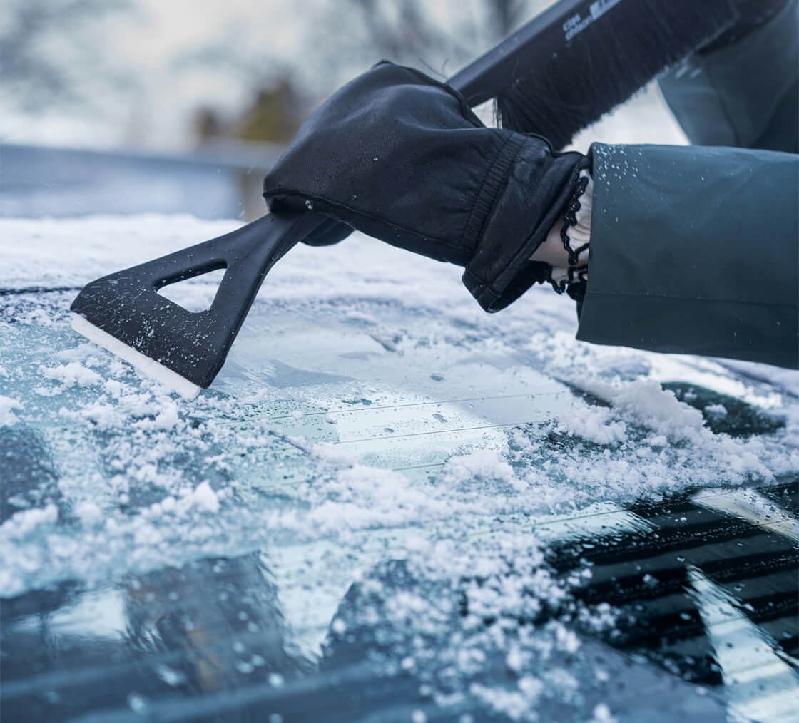 Правильная и безопасная очистка автомобильного стекла от льда и снега, чтобы избежать царапин