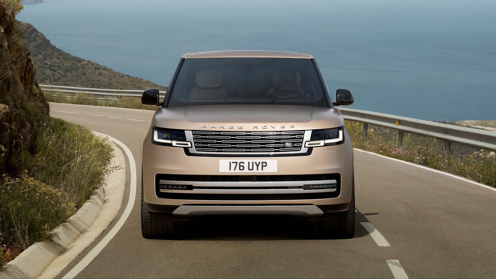 Range Rover на горной дороге