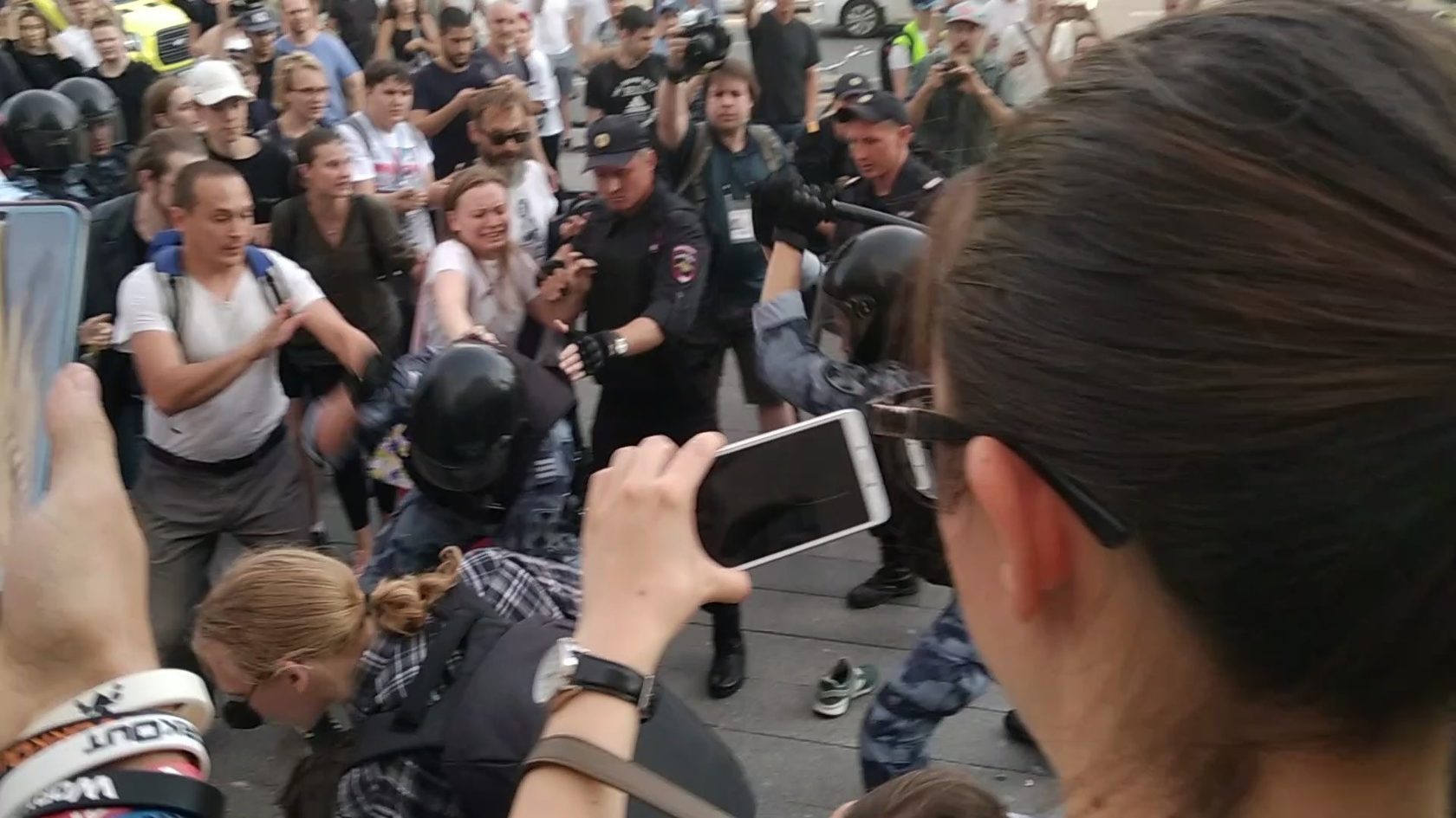 Кадры нападения в москве. Беспорядки в Москве 27 июля 2019. Нападение толпой на сотрудника. Американцы в Москве.