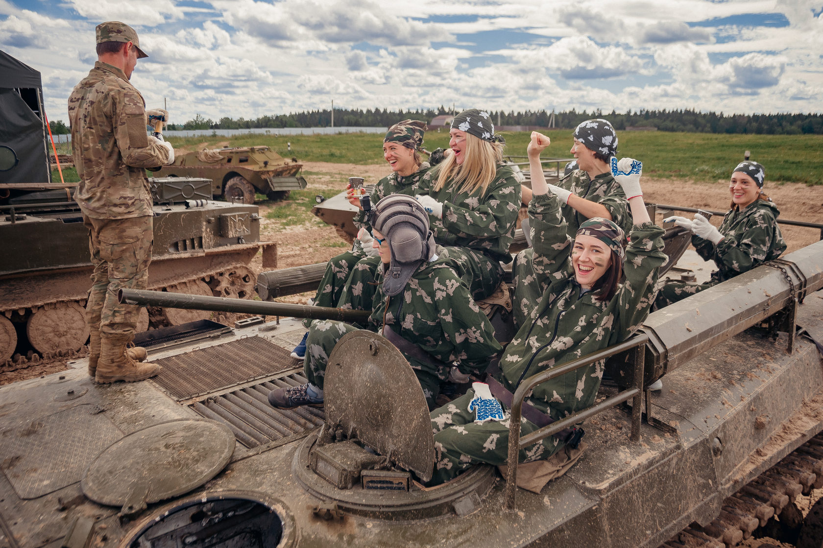 Покататься на танке. Катание на бронетехнике. Настоящий танк. Покататься на танке. Т72 дебальцево.