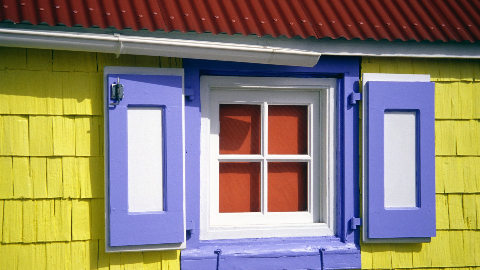 Какая краска окна деревянные. Ставни на окна. Ставни на окна для дачи. Крашеные ставни для окон. Ставни на окна деревянные.