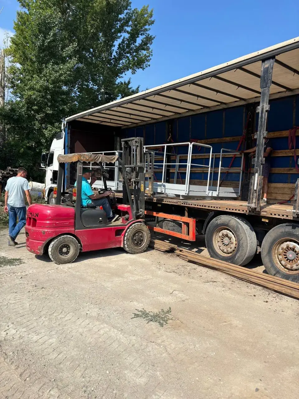 Погрузка металлоконструкций перед отправкой на объект