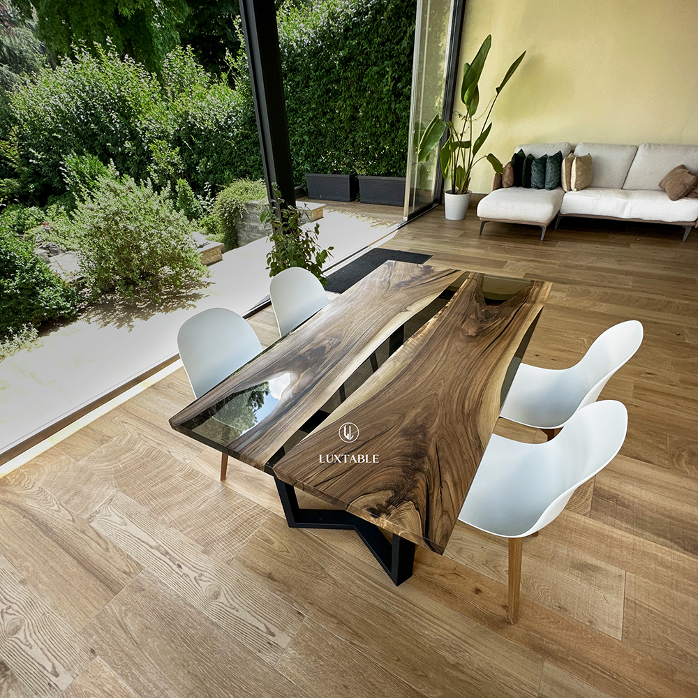 Epoxidharz Tische Alagoas aus europäischem Nussbaum und hellblauem Epoxidharz mit Metallic Effekt