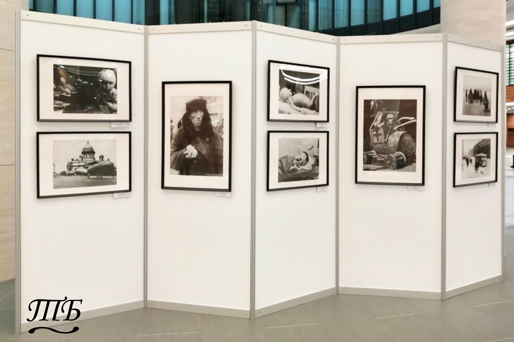 Стенд для экспозиции. Стенды для музейной экспозиции. Современные фотовыставки. Стенды для музейной экспозиции. Стенды для музея.