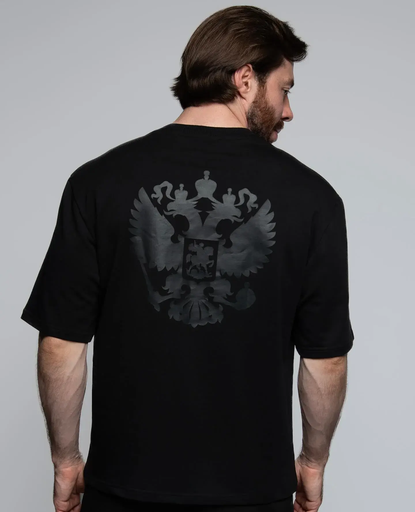 Спинка чёрной oversize-футболки Leaders Wear с изображением двуглавого орла.