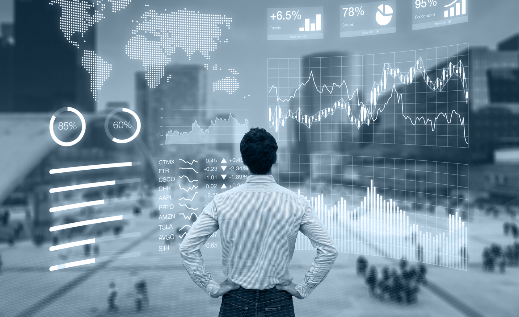 Мужчина-экономист смотрит на цифровой график, символизирующий финансовое планирование и анализ данных.