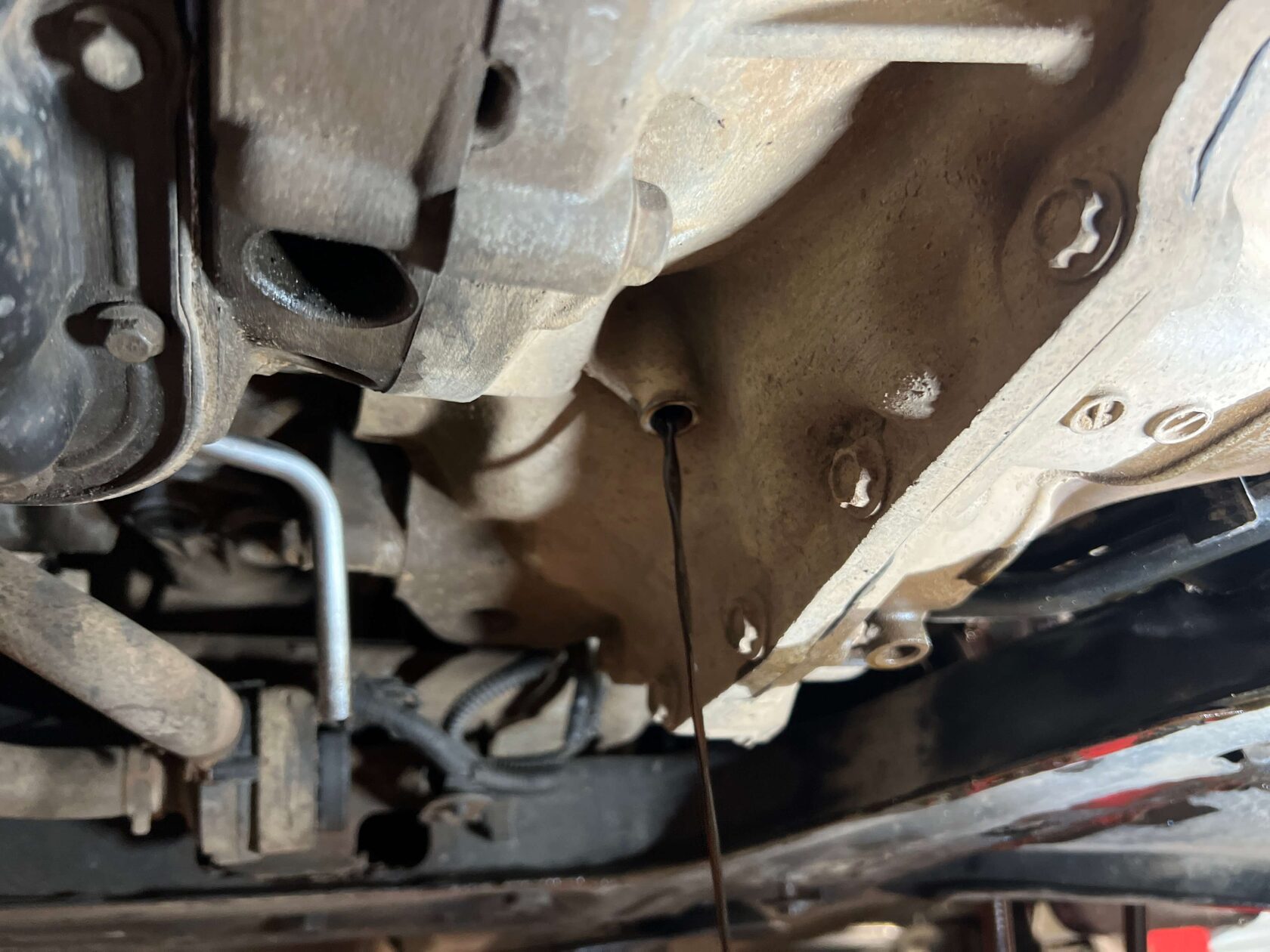 Слив масла через контрольную пробку